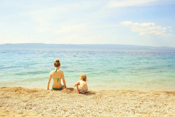 母と息子のビーチ — ストック写真