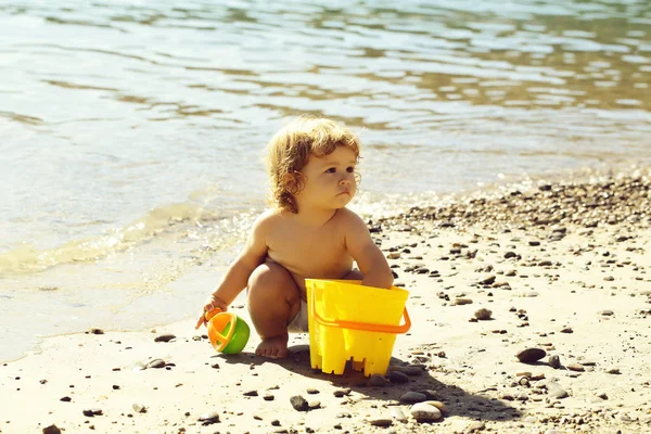 Chłopiec grający na plaży — Zdjęcie stockowe