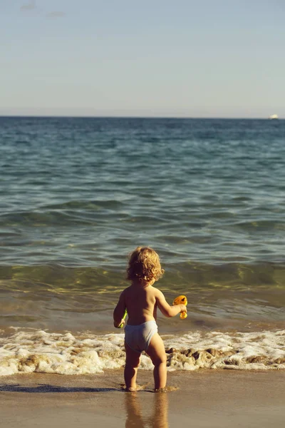 Маленький хлопчик у морській воді — стокове фото