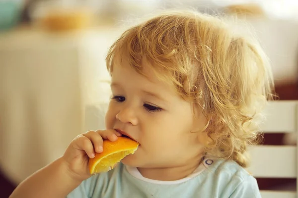 Portrait of kid eating orange — Stock Photo, Image