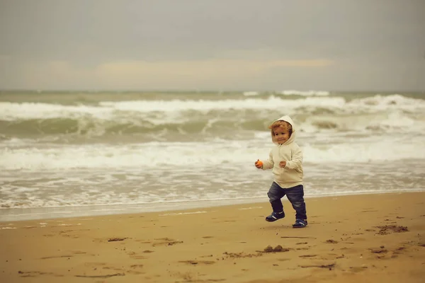 Joyeux garçon courant à la plage — Photo