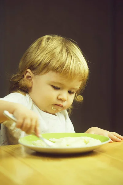 Piccolo ragazzo mangiare porridge — Foto Stock