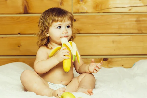 バナナとりんごを持つ少年 — ストック写真