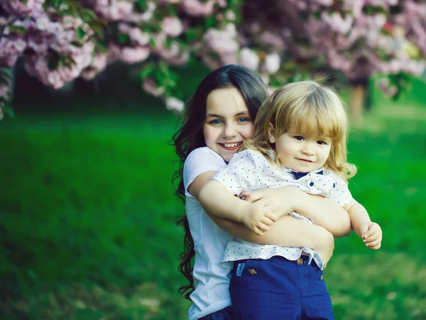 Gelukkige kinderen in boomgaard — Stockfoto