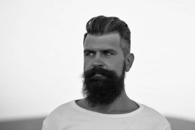 Sakallı adam açık