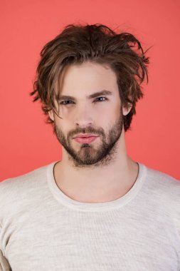 Kırmızı zemin üzerine sakallı uykulu adam.