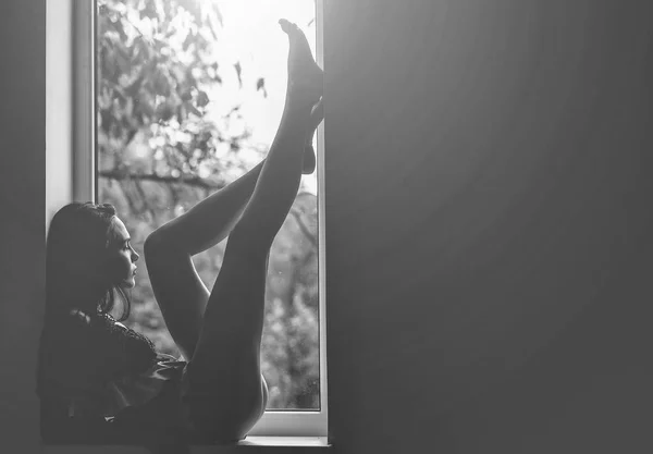 Sexy holka na okenním parapetu — Stock fotografie