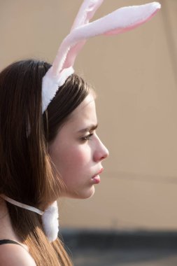 Paskalya kız profil bej renkli arka plan üzerinde poz