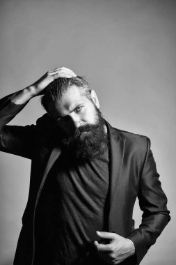 Ceketli sakallı yakışıklı adamı