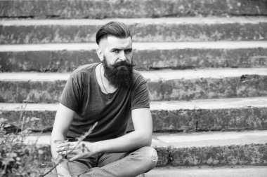 Mavi gökyüzü üzerinde sakallı adam