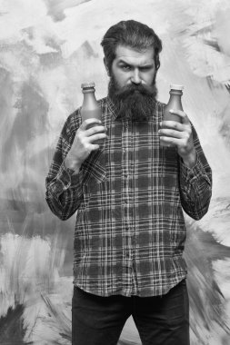Sakallı adam iki plastik şişe tutan kaşlarını