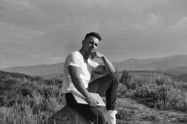 Dizüstü bilgisayar açık ile dalgın kaslı adam