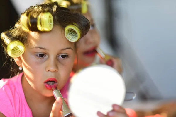 Дети с помадой смотрят в зеркало — стоковое фото