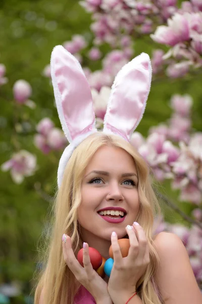 Paaseieren in had van gelukkig meisje in bunny oren — Stockfoto