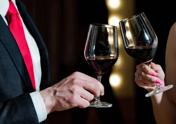 Saúde, dois copos de clink com vinho tinto — Fotografia de Stock