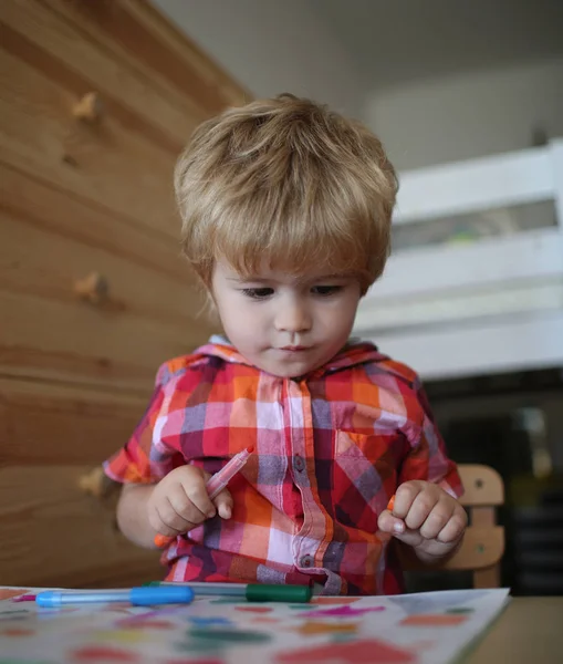 Kid nebo malování šťastný blonďák s fixy. — Stock fotografie