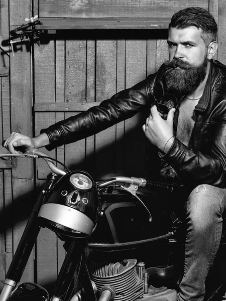 Homme barbu hipster motard — Photo