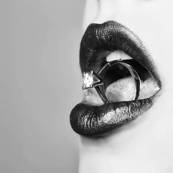 Labbra femminili con anello — Foto Stock