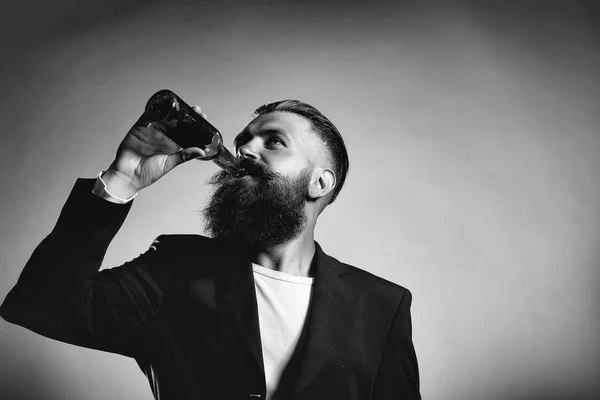 Bärtiger Mann mit Bierflasche — Stockfoto