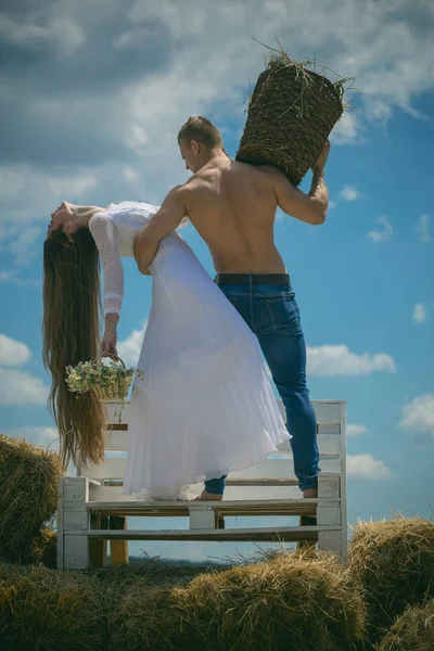 Par i kärlek kram på bänk på blå himmel — Stockfoto