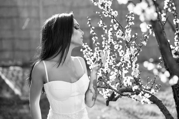 Kobieta z wiosna blossom — Zdjęcie stockowe
