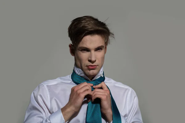 Człowiek Związać Krawat Szarym Tle Koncepcja Biznesowa Moda Akcesoria Styl — Zdjęcie stockowe
