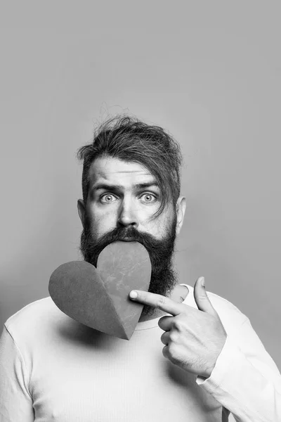Молодой Бородатый Мужчина Романтическим Лицом Держащий Красное Бумажное Сердце Студии — стоковое фото