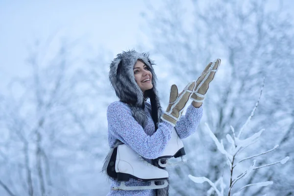 Спорт Діяльність Здоров Щаслива Жінка Посміхається Фігурними Ковзанами Деревах Снігу — стокове фото