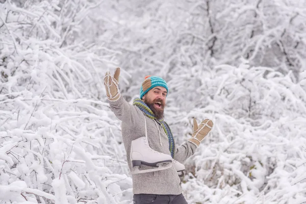 Vousatý Muž Šťastný Obličej Zvednout Ruku Skate Zasněženém Zimním Lese — Stock fotografie