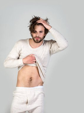 Gri arka plan üzerinde sakallı uykulu adam.