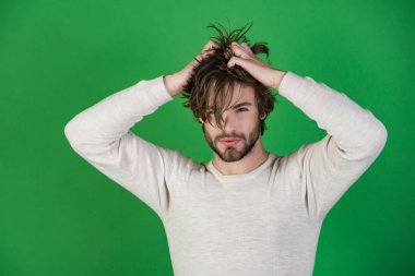 İç çamaşırı dağınık saçlı adam.