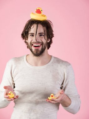 Adam splash su yüzüne pembe bir arka plan üzerinde.