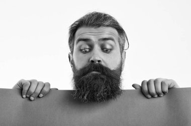 şaşırmış sakallı adam hipster whit üzerinde izole mor kağıt ile