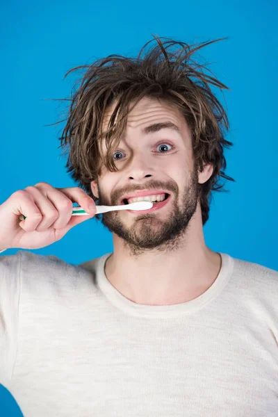 Uomo con capelli spettinati in biancheria intima spazzola denti . — Foto Stock