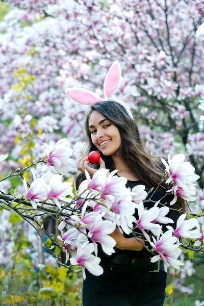 Ei in de hand van gelukkige vrouw met pluche lippen, magnolia — Stockfoto
