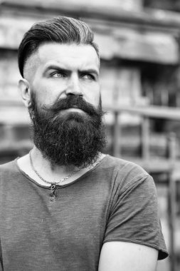 Sakallı adam açık