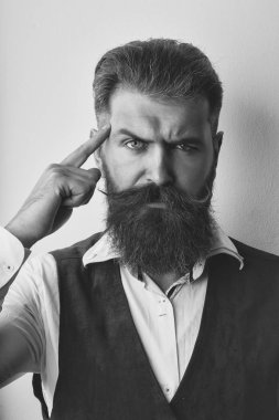 sakallı adam, acımasız beyaz hipster ciddi bir yüz ile