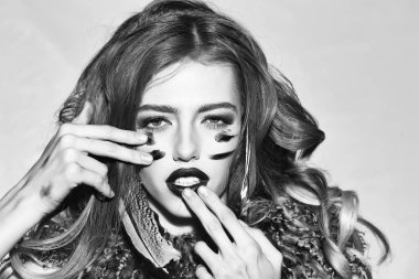 Kızılderili tüy ve makyaj kadın ile