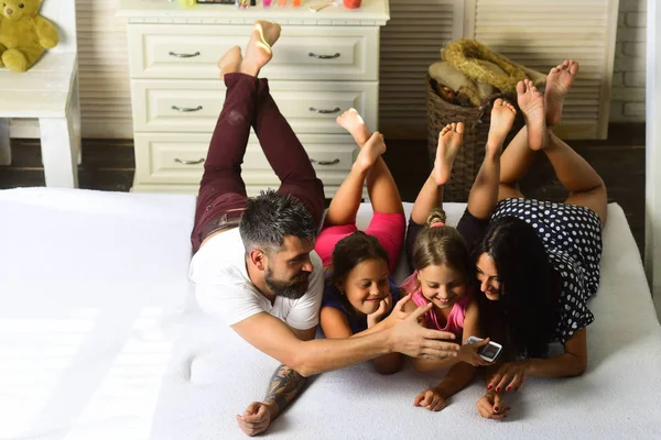 Família Com Rostos Alegres Felizes Casa Homem Mulher Crianças Adoráveis — Fotografia de Stock