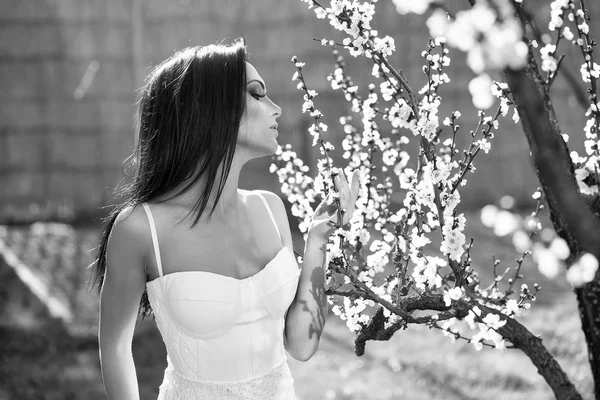 Femme avec fleur de printemps — Photo