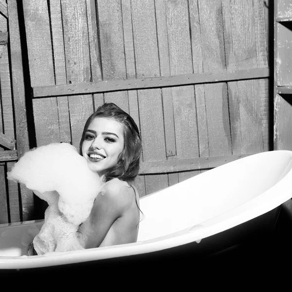 Donna felice in bagno — Foto Stock