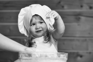 Mutlu çocuk hamur yoğurur