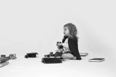 Küçük çocuk okul oynarken