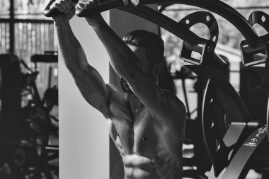 kaslı adam spor salonunda eğitim