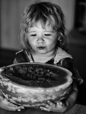 küçük çocuk kırmızı karpuz yeme