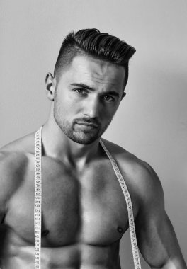 kaslı adam mezura ile