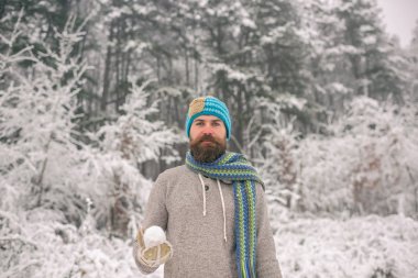 Kartopu karlı ormandaki sakallı adam