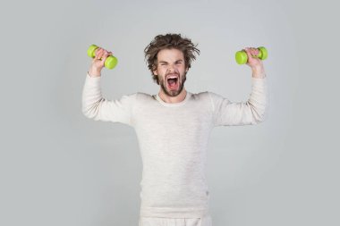 Sporcu adam gri arka plan üzerine bağırarak,.