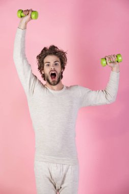 Sporcu, pembe bir arka plan üzerinde adam bağırarak.