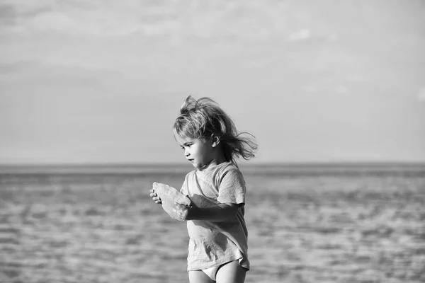 Bebé niño juega en el mar — Foto de Stock